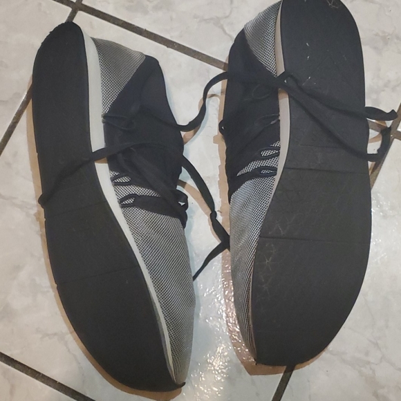 Men Guess Sneakers - Picture 5 of 6